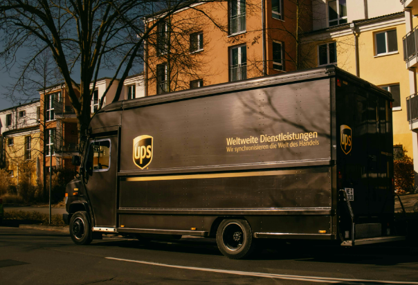 美国尾程物流哪家强？USPS、UPS、FedEx卡派价格深度对比