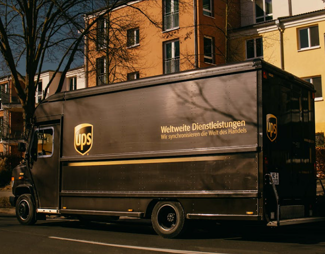 小包走USPS，大件走UPS，是常见策略