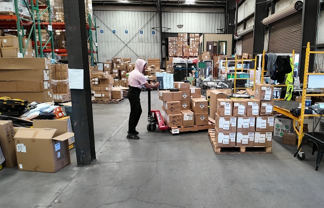 光伏与储能设备：西班牙海外仓的大型设备存储与装卸能力