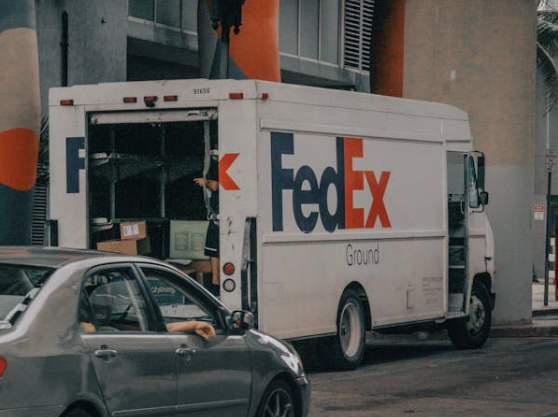 如何利用 FedEx Freight 节省 50% 以上的大型货物运费？